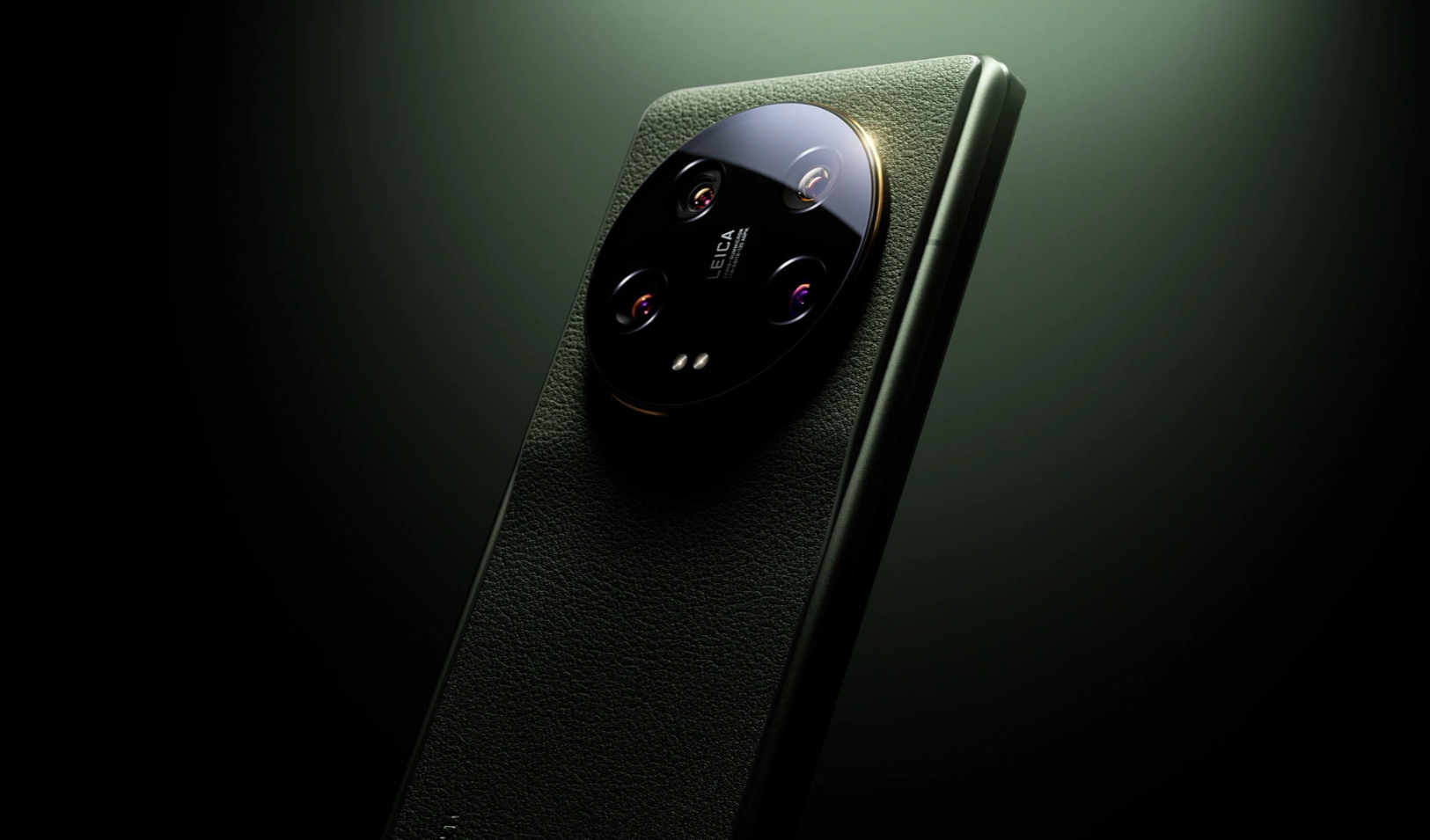 Primo piano modulo fotocamera smartphone su retro in pelle texture